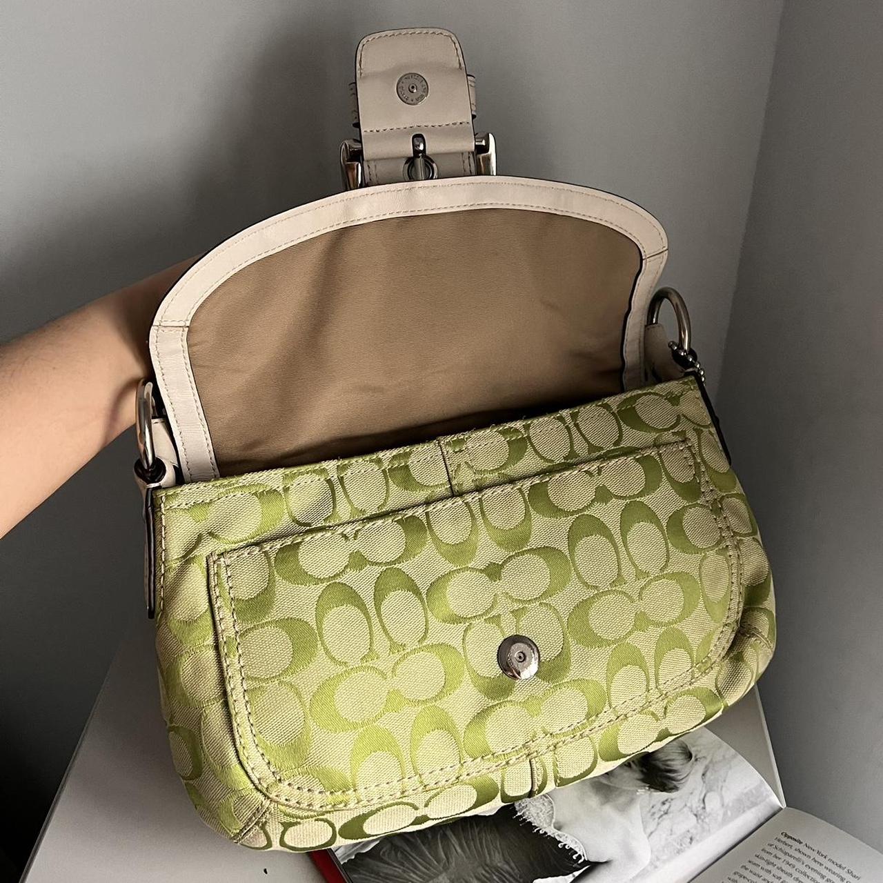 coach signature buckle shoulder bag - lime-green/white/silver